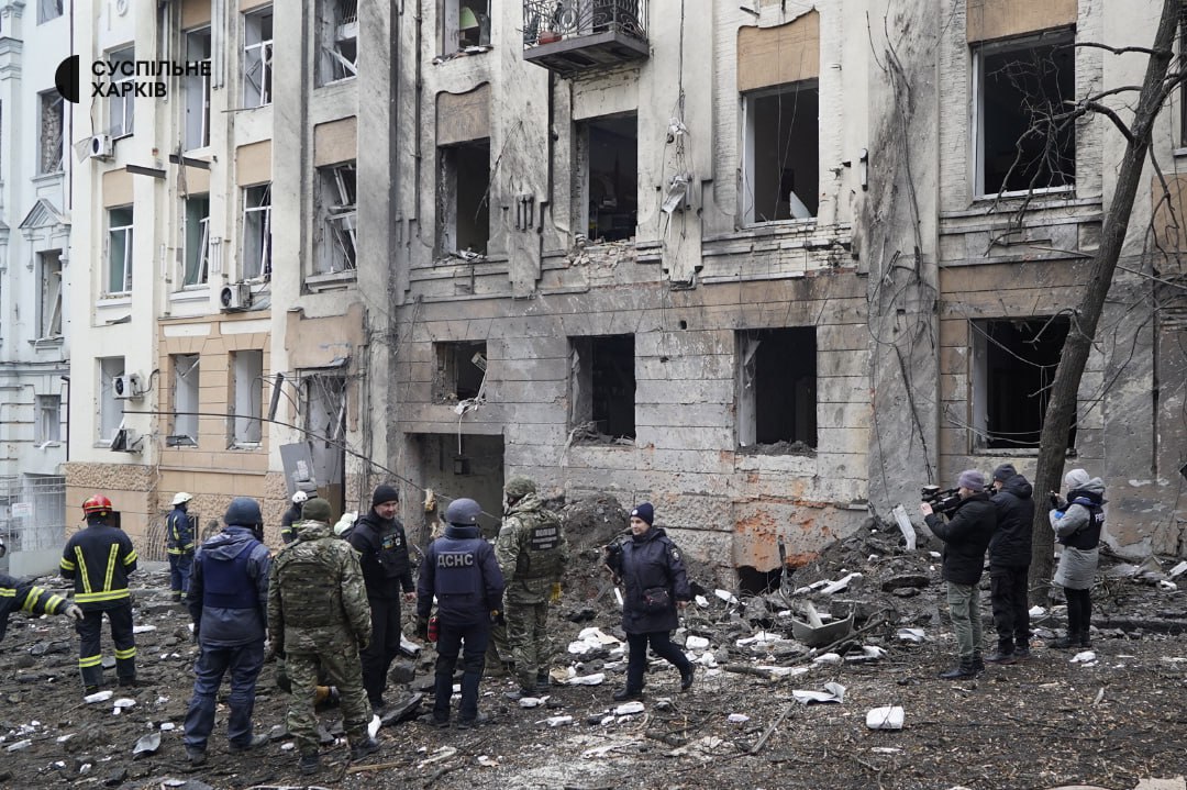 meanwhile, the very heart and centre of Kharkiv is being shelled into rubble by the russian criminals army

today they launched their C-300 missiles into Kharkiv Academy and an apartment building, photos: Nakypilo/Suspilne