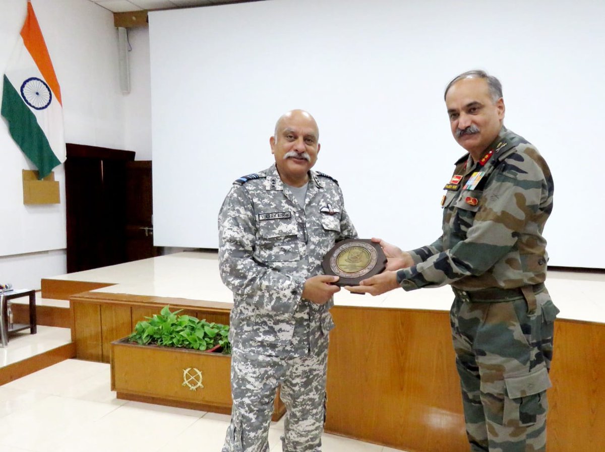 artrac_ia's tweet photo. Air Marshal Vikram Singh, #AOCinC #SWAC addressed officers of Higher Command Course at #AWC, Mhow. He highlighted the Transformation in Air Warfare aspects owing to technological advancements and capabilities of South West Air Command.
#ARTRAC
@adgpi
@IAF_MCC https://t.co/74mewZqWwo