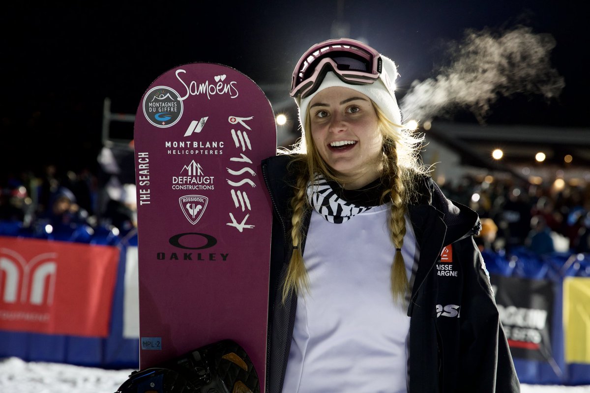 Du bleu partout à Cortina 🇮🇹 hier soir en snowboard cross. 💪🏼

🥇 la première win de Merlin Surget 🤩
🥉 le 2ème pod’ de Léo Le Blé 
🥉 le bronze de <a href="/TrespeuchChloe/">Chloe Trespeuch</a> 
🍫 le chocolat de <a href="/MansPetitLenoir/">Manon Petit - Lenoir</a> 

Juste magnifique 👊🏼

📸 : FFS