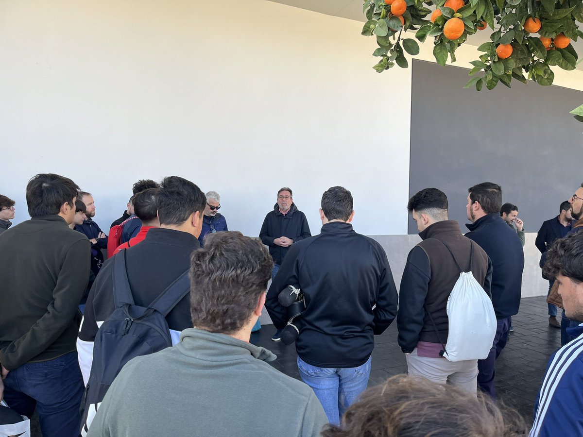 CuaMartinGomez's tweet photo. Comienza el trabajo en la @MortajaJerez, el año en que la cofradía por fin alcanza su sueño del Sábado Santo. Gracias a todos los costaleros que quieren compartir este anhelo de la hermandad. https://t.co/xSefFwcYTC
