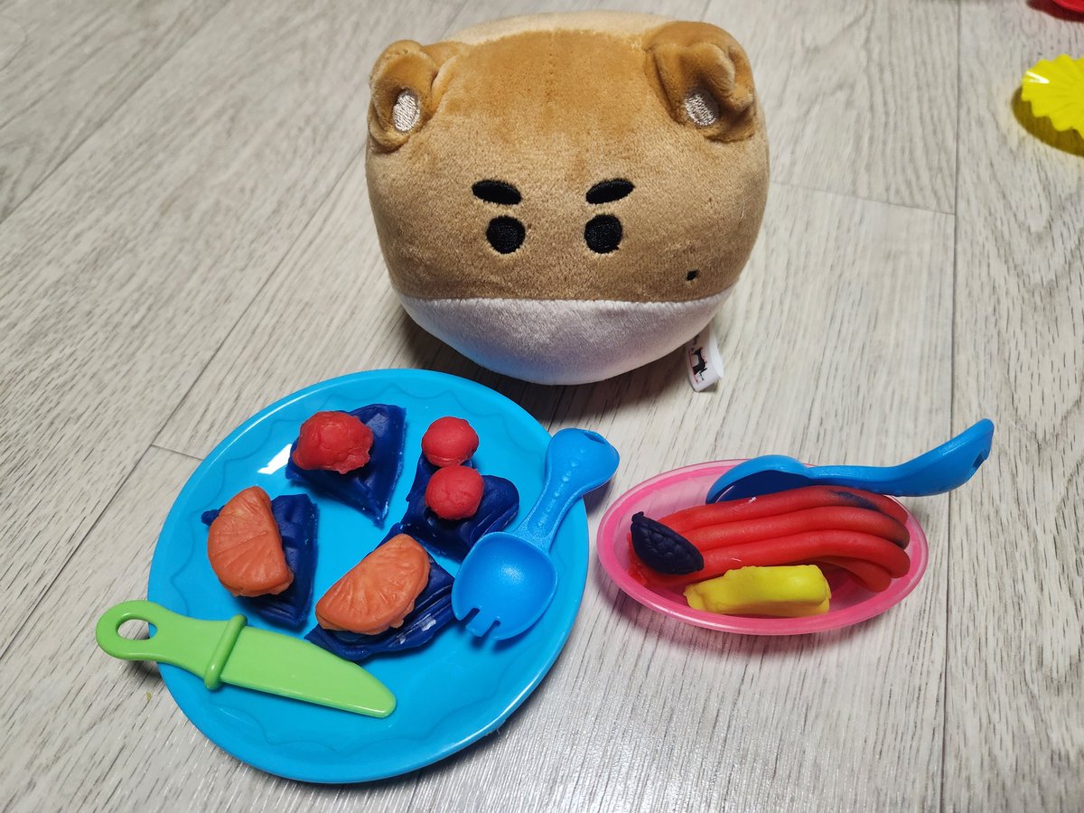 mirinae0211's tweet photo. 말랑말랑한 한찌가 우리집에 왔어요~!!
너무 너무 귀여운 한찌를 아들이 쏙 가져가 맛난 클레이 음식을 먹게 해 주었답니다~♡
#한찌둘찌세찌네찌뿌꾸뿌꾸빵빵 https://t.co/7yNQhV6gFp