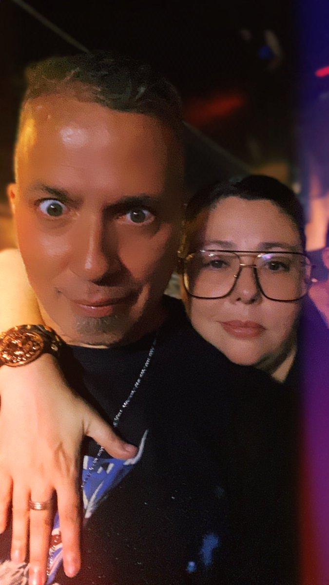 fabiis's tweet photo. Ontem foi dia de levar o maridão no show do Paul Di Anno, dei de presente de natal esses ingressos pra ele! Confesso que não é o estilo de música que eu mais gosto! Mas só de ver ele feliz já valeu a pena ficar 6horas em pé! #pauldianno #showpauldianno #diaderock #HeavyMetal https://t.co/454p2HbX9G