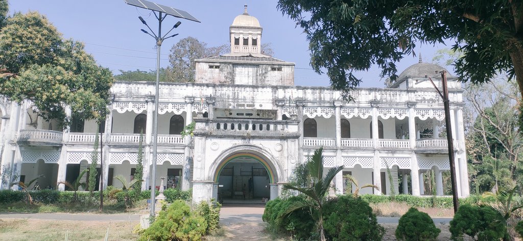 DrManasswain1's tweet photo. BRUNDABAN PALACE,Gajapati
A master piece of Indo Europian architecture constructed by Maharaja Krishna Chandra Gajapati needs to be preserved urgently.
It's a three storied structure with a underground path connecting the main palace of the king
Must visit.@odisha_tourism https://t.co/lJnscX1yw6