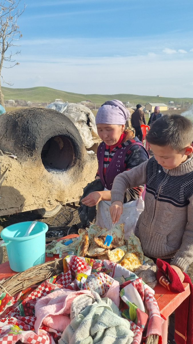 MirzaevTemur's tweet photo. O‘zbekning madori

O‘zbek xalqi Dengizchi Papayga o‘xshaydi. Qishdan kaltak yeb-yeb, uni yengishi uchun bahorgi ismaloq somsa yeyishi kerak!

#spring #food #samusa #healthy #fastfood #traveltips #uzbekistan #tashkent #fergana https://t.co/kvuD8q1p1Z