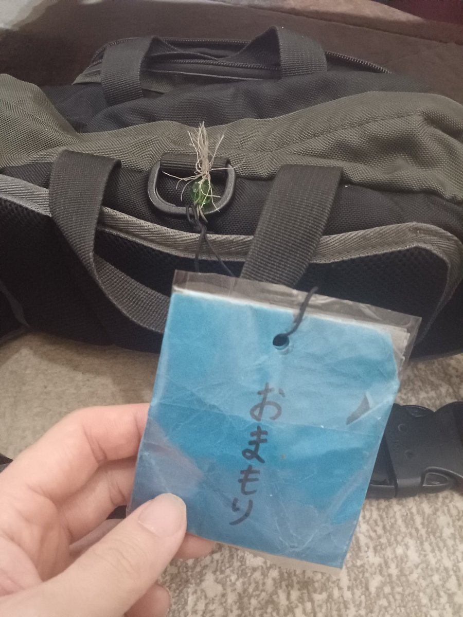 KTA009's tweet photo. 次男が幼稚園の時に作ってくれた　お守り　そのままカバンにつけてずっと持ってて今５年目くらい

紙が破れてきて紐も取れちゃったからピッチンで補修、さっき初めて中身見たら「おとうさんみたいにつよくなりたい、だいすき」って書いてた。

明日からも安全運転で頑張りますか https://t.co/AZqn8kH8g3