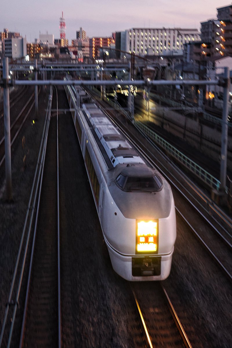 inemuri604's tweet photo. 日曜は何時ものサフィール回送の直前にやって来る651系回送を主役に流し撮り～
#e237系
#e651系
#サフィール踊り子回送
#omsystem 
#OM1
#1240pro https://t.co/0VxtZdAXn6