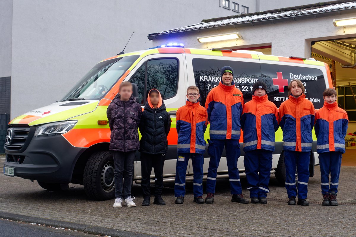 FFWBonnMitte's tweet photo. Früh übt sich, wer anderen in Notsituationen angemessene Hilfe leisten möchte. Die Mitglieder der Jugendfeuerwehr Bonn-Mitte nutzten nun einen Übungsnachmittag, um sich mit den Grundlagen der Ersten Hilfe vertraut zu machen.
Jarik, Mitglied der Löscheinheit und erfahrener (1/3) https://t.co/ECuEVmvEEu
