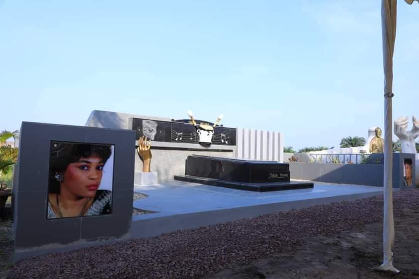JeanPierreKAYE1's tweet photo. Ici, repose pour l'éternité, Élisabeth Tshala  Mwidikayi! https://t.co/zcOOfPGuwv