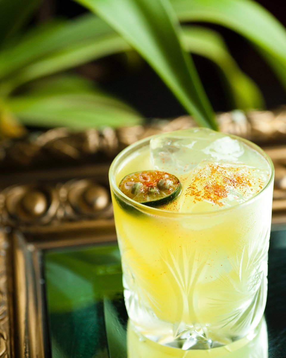 Happy hour vibes. 🌴

____________
・THE CASTLE・
〒650-0004
兵庫県神戸市中央区中山手通１-１-９
ゴールドウッズ三宮ビル３階
TEL：078-381-6964