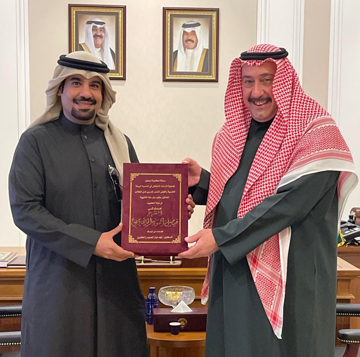 تشرفت صباح هذا اليوم 
بزيارة الشيخ #فيصل_الحمود_المالك_الصباح
المستشار في الديوان الاميري

وإهدائه نسخه من رسالة الدكتوراة
كل الشكر على حفاوة الاستقبال وكرم الضيافة
<a href="/faisalalsabah/">فيصل الحمود المالك الصباح🇰🇼</a>