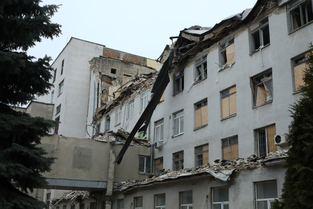UFMPlatform's tweet photo. Earlier today, Russians launched an attack on #Kharkiv. One S-300 rocket hit a university's central building, ruining the top floors. Another hit a foundation of a 4-storey residential building

As a result of the attack 5 people were injured

📸 Oleh Synehubov
#UkraineRussiaWar https://t.co/VWNhp2xUR5