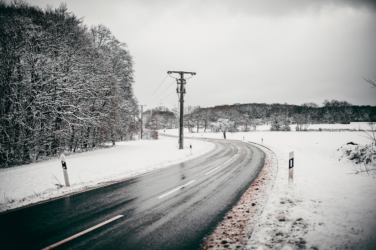 Curve ahead | #Flickr: kurz.co/h6

🗓 01-2023 | 📷 #LeicaM11 | ⚪️ #SummiluxM #35mm | #SummiluxM35mmFLEII #Leica #LeicaM #LeicaCamera #ライカ #photo #photography #madeinwetzlar #Summilux #FLE2 #road #snow #landscape