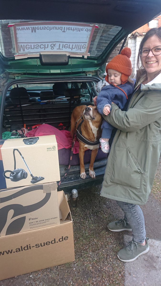 Wiedermals hat meine kleine Freundin Spenden gesammelt und  vorbeigebracht, ich sehe sie zwar nicht aber auf dem Bild kann man erkennen wie lieb ♥️wir uns haben. 
Danke an alle Spender
LG euer Lord 🐾
MenschundTierhilfe.de 

facebook.com/groups/Menschu…