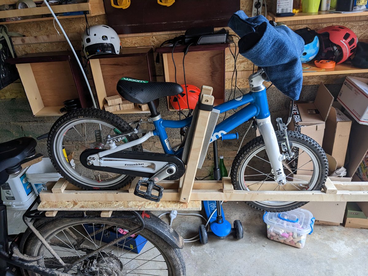Bike carry solution for the bakfeits. pretty stable and detaches easily, just makes the bike long....#carryshitolympics #cargobike