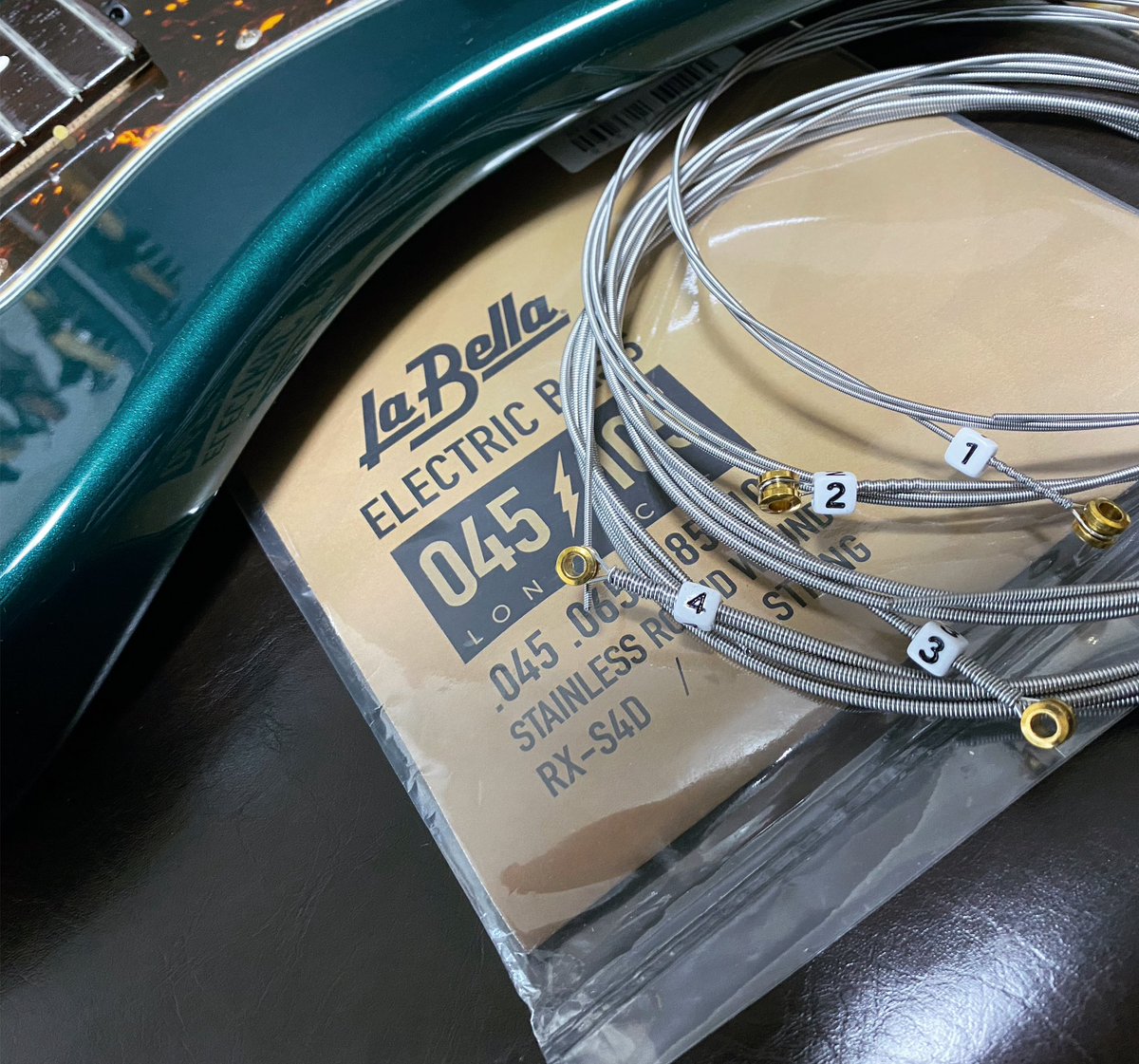 maemaebass's tweet photo. 初めて試すベース弦、開封してみたら、それぞれの弦にナンバー付きのビーズ的なモノが!!
1️⃣2️⃣3️⃣4️⃣
なんかカワイイくて、捨てづらい😍
#labella #bass #ベース弦 #sadowsky #sadowskytyo https://t.co/5Gl1J756g6