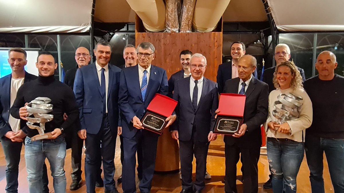 Toujours heureux et fier voir briller nos sportifs à #Antibes. Les trophées #Janus des Joinvillais, récompensant un binôme athlète/entraîneur ont été remis à <a href="/samiraitsaid4/">samir ait said</a> &amp; Rodolphe Bouché, ainsi qu'à notre championne paralympique Elodie Lorandi &amp; Régis Gautier.

#Paris2024
