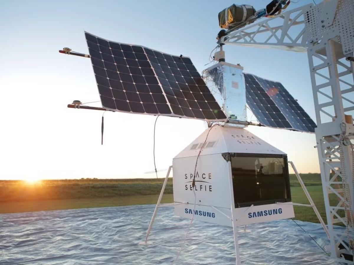 goyimonx's tweet image. launch and landing of @Samsung &quot;Space selfie&quot; 🫠