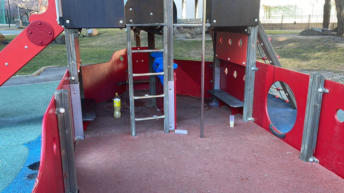 El parc ple nens i de restes de botellon. De mal en pitjor... <a href="/AndorraCapital/">Andorra la Vella</a>