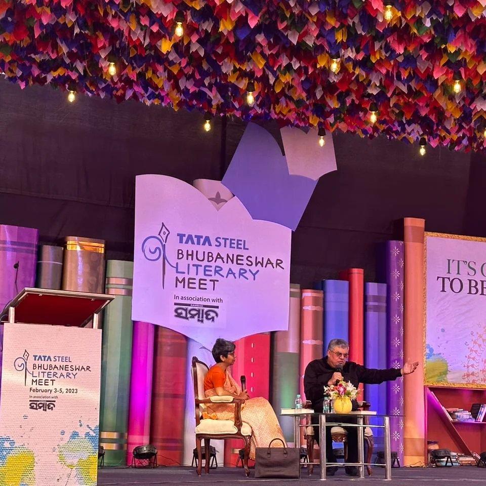 TataSteelBLM's tweet photo. 'The Anglo-Indians', Ft. Barry O’Brien in conversation with Sashmi Nayak.
.
#bbsrlitmeet #Bhubaneswar #writer #author #books #novelist #event https://t.co/StI7hq1dGR