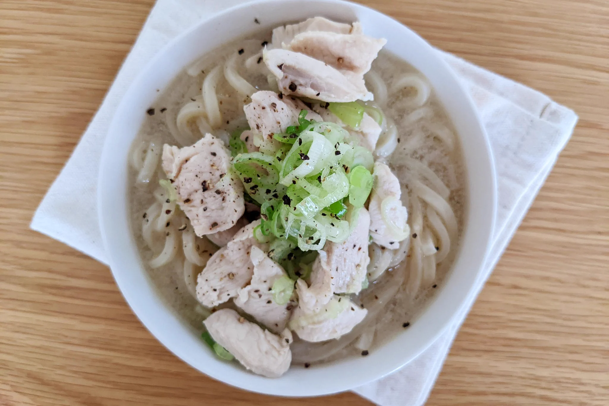 鶏むね肉でヘルシー♪さっぱり「鶏ネギ塩レモンうどん」。