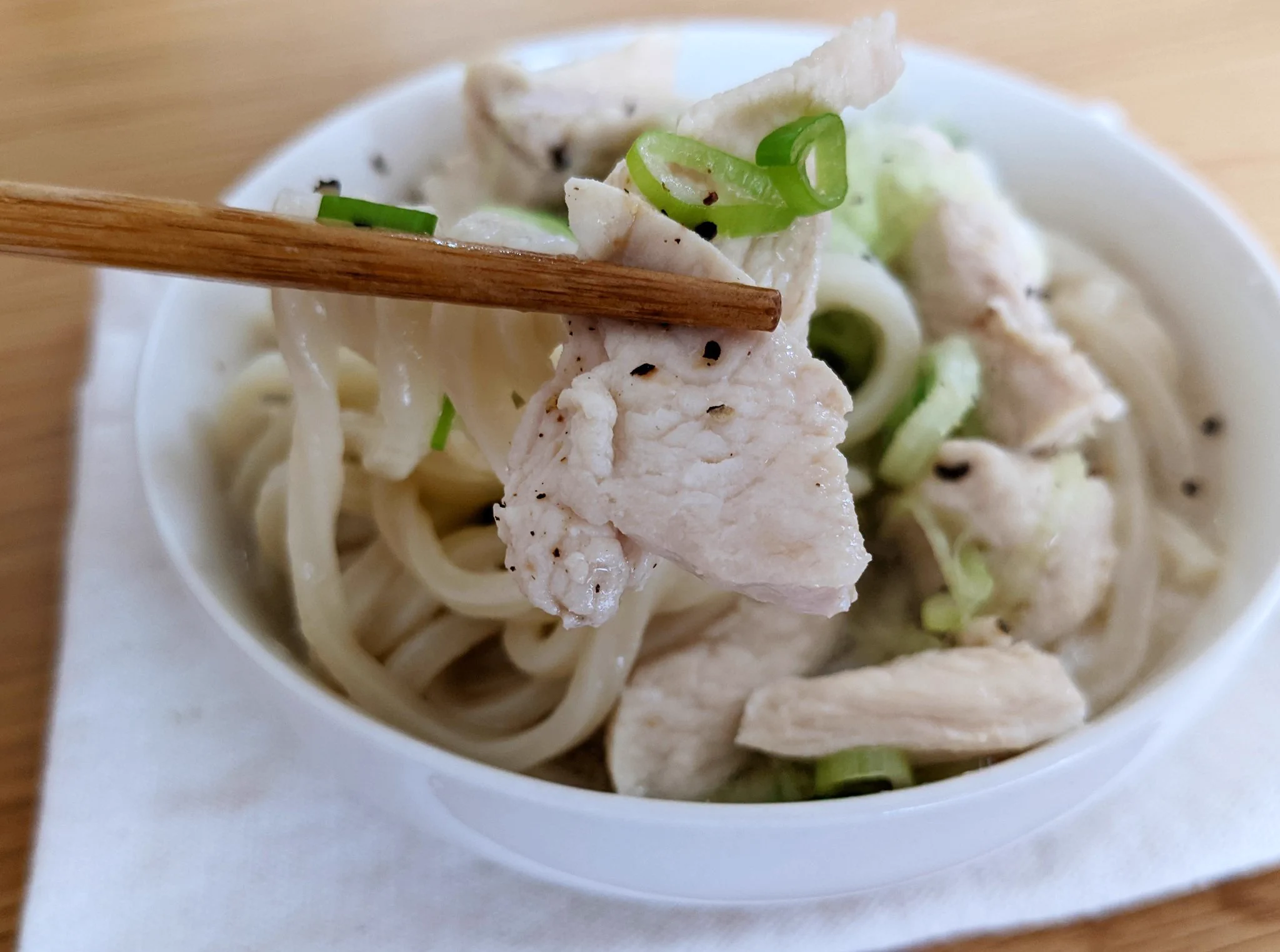 鶏むね肉でヘルシー♪さっぱり「鶏ネギ塩レモンうどん」。
