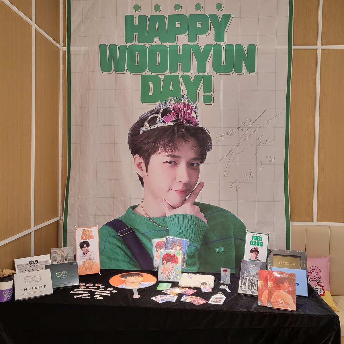 kms9292's tweet photo. 오랜만에 간 우현이 생카
야무지게 싸인 다 하고 간거 너무 귀여워 🫶

#NAMWOOHYUN
#HAPPY_WOOHYUN_DAY
#위드뮤와_함께하는_우현데이
#위드뮤 #위드뮤홍대 #생일카페 https://t.co/aovgc9E4Ab