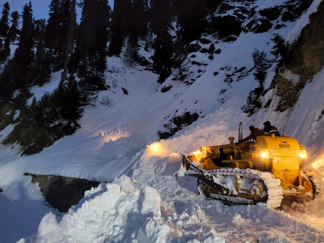 Arshadlone16's tweet photo. Snow Clearance started on Bandipora-Gurez Road highely thankful to the deputy commissioner bandipora @owais_ias and @SdmGurez yesterday when we met owais sir he assured that work will start very soon @Samoonirshad2 @amiraneeslone @Ajazdar964 @SuhailShaheen70 https://t.co/bnmw1lEzhk