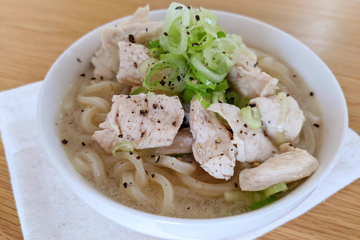 鶏むね肉でヘルシー♪さっぱり「鶏ネギ塩レモンうどん」。