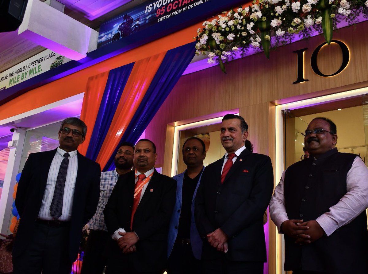 Drop into our outlet at Koramangala, Bangalore to discover an eclectic mix of home décor &amp; gifting options, curated to appeal varied tastes. Mr. SM Vaidya, <a href="/ChairmanIOCL/">ChairmanIOC</a> inaugurated #IO today, a unique merchandise endeavour, in the presence of Mr. V Satish Kumar, <a href="/DirMktg_iocl/">Director (Marketing), IndianOil</a>