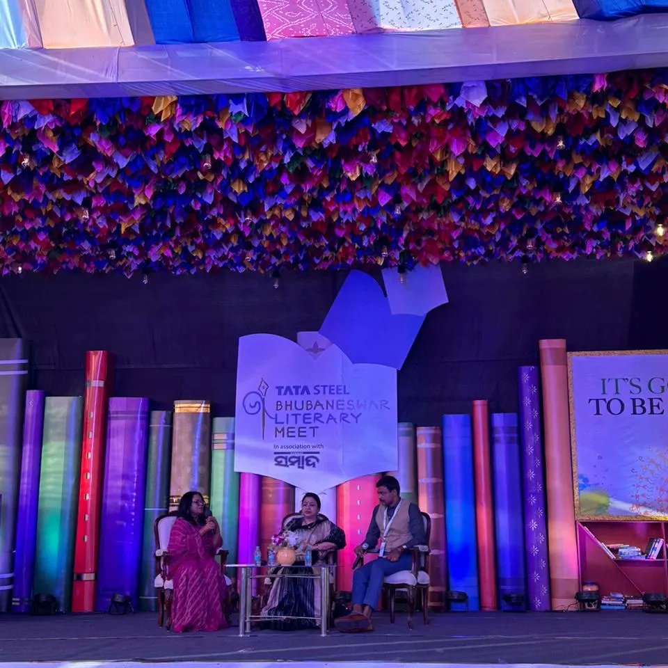 TataSteelBLM's tweet photo. 'Odia Darpan', session in Odia featuring 
Mona Lisa Jena, Paramita Satpathy and Gayatribala Panda in conversation with Sakti Mohanty.
.
#bbsrlitmeet #bhubaneswar #literature #litmeet #journalism #event #discussion https://t.co/FF0h4ZqXwv