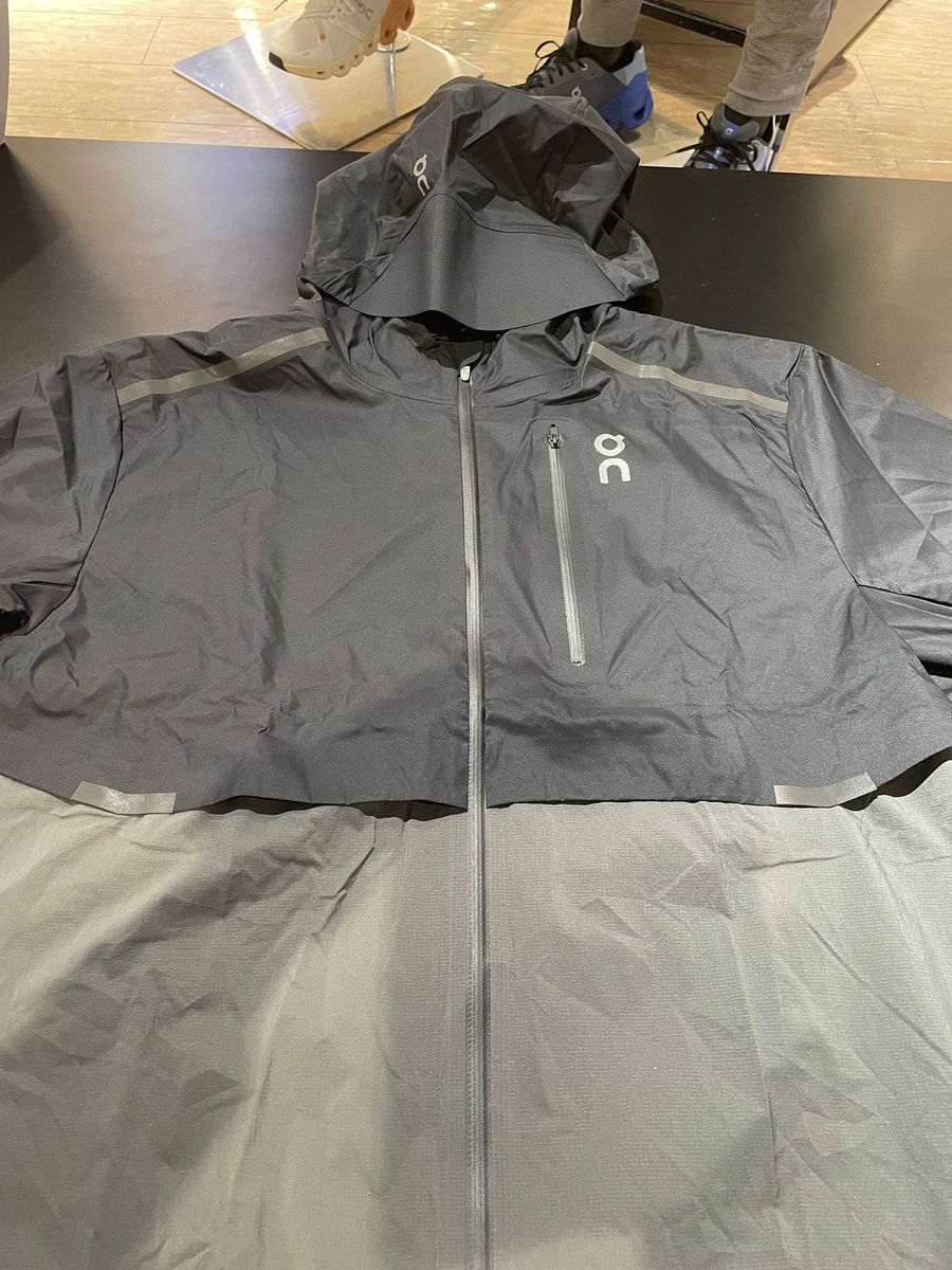 spm_yuma's tweet photo. Onのwhether jacketは超軽量で通気性抜群、撥水、止水チャック、パッカブル仕様とランニングジャケットに欲しい機能が全て高水準で揃ってます。
タウンでも着たくなるくらいデザインがめちゃくちゃカッコいいのでお勧め。
https://t.co/JStRxV64RF
#On #wetherjacket #スポーツマリオ https://t.co/XZyntRLtIH