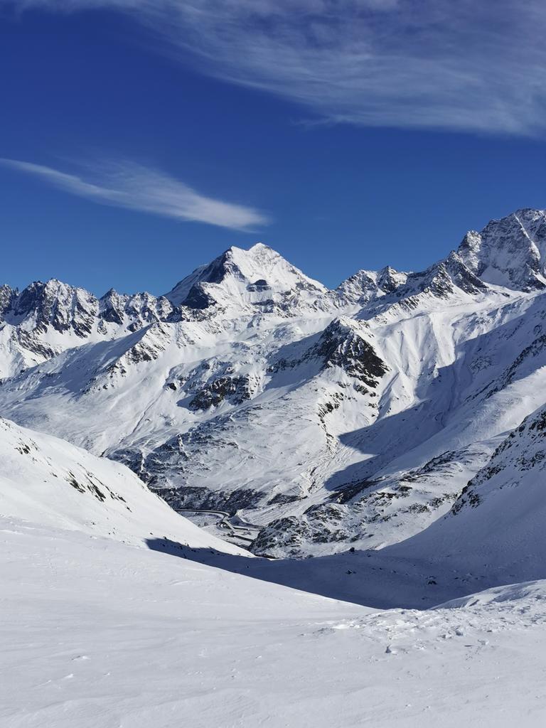 eggersnsf's tweet photo. View down to the North entrance of the #GrandStBernard tunnel, and up #GrandCombin, from ascent aux Monts Telliers.
#Valais https://t.co/g0jhI13So4