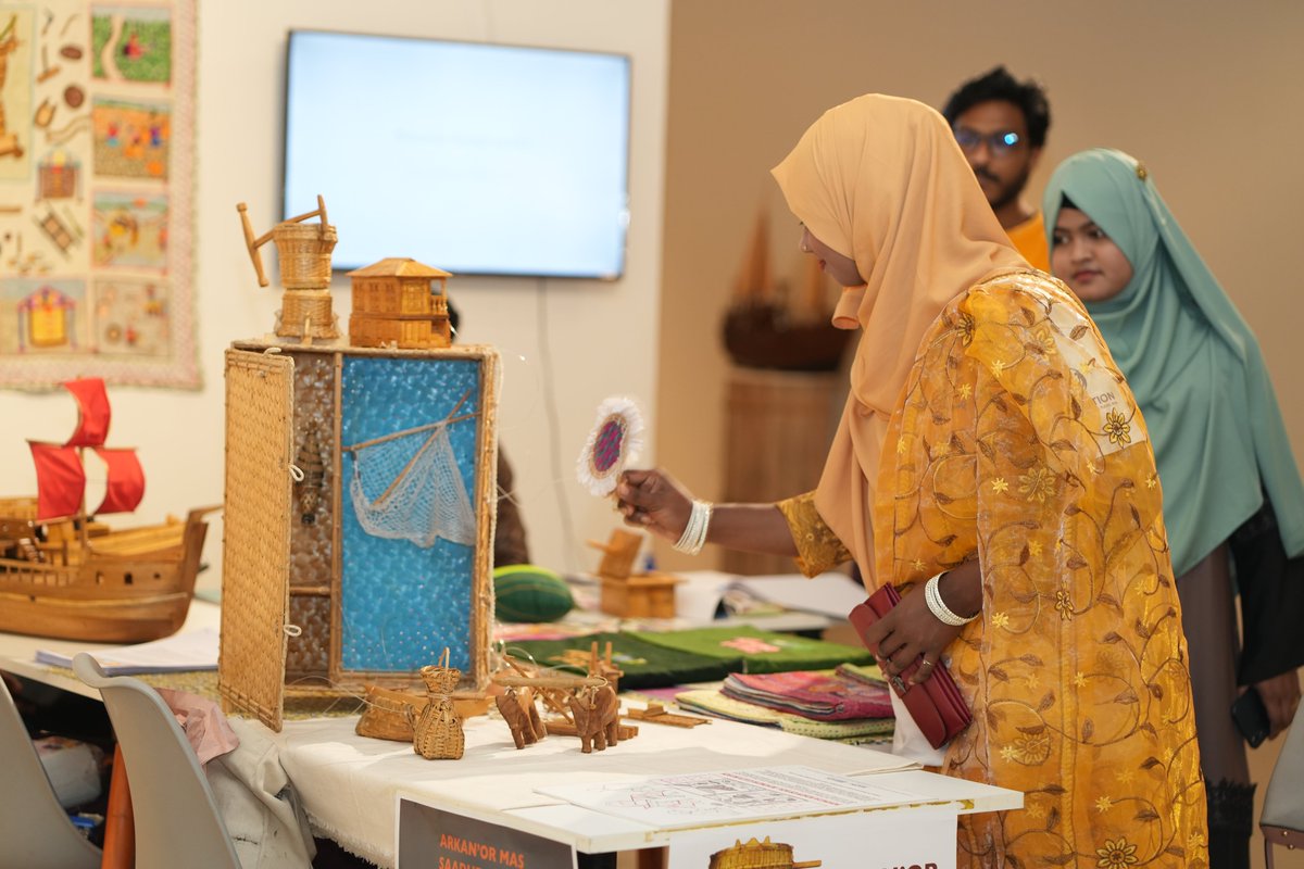 IOMBangladesh's tweet photo. Visitors were amazed at the stunning display of #Rohingya art, culture &amp; heritage 🎨🖼️💫 on the first three days of #DhakaArtSummit.
 
Get a glimpse into the rich &amp; vibrant culture of the Rohingya community in the @UNmigration-run Rohingya Cultural Memory Centre. Don't miss out! https://t.co/u4ClLPokOL