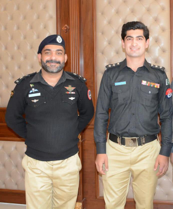 Changizbaloch's tweet photo. SSP Operation Quetta and DSP Quetta. 😂😂😜 
#Quetta 
#QuettaGladiators 
#peshawarzalmi https://t.co/jCIyfNLXft