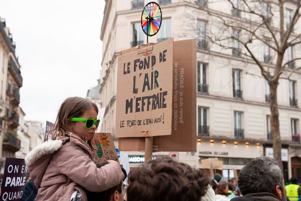 TÉMOIGNAGES. “Quand l’Amazonie brûlait, j’en faisais des crises d’angoisse” : climat, inondations, sécheresse, famines... comment l'éco-anxiété affecte les jeunes 
<a href="/XR_Dijon/">XR DIJON</a> <a href="/xrbesancon/">Extinction Rebellion Besançon</a> <a href="/xrFrance/">Extinction Rebellion France 🐝🌺</a> <a href="/JeunesEcolosFC/">Jeunes Écolos Franche-Comté</a> <a href="/Jeunes_Ecolos/">Les Jeunes Écologistes</a> <a href="/attac_fr/">Attac France</a> @FresqueDuClimat
urlz.fr/kGuh