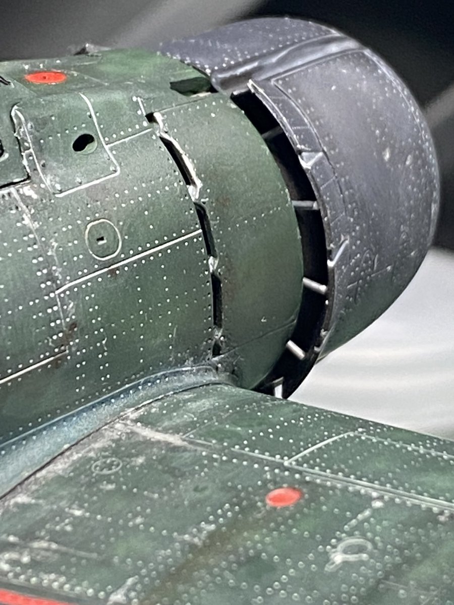 カウルフラップの作動ロッド的なのをでっちあげ。後ろから覗いた時にチラ見できるかなと。