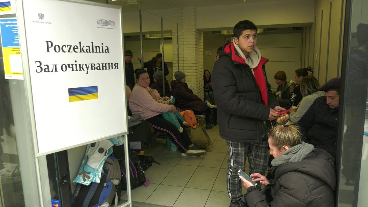 ...całkiem niedawno na dworcu w Katowicach i wiem jak to wygląda. Ale... nie trzeba jechać do Katowic, wystarczy wyszukać odpowiednią frazę w wyszukiwarce by znaleźć zdjęcie nadające kontekstu. Otóż nie cała poczekalnia jest "dla Ukraińców", ale wydzielony fragment dworca... 2/4