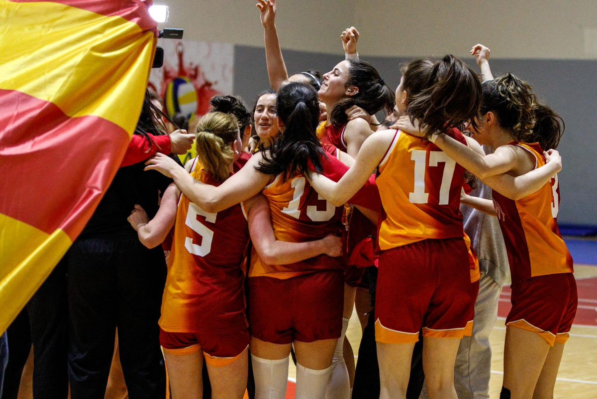 🏆 Dün oynanan İstanbul Şampiyonası finalinde rakibi Fenerbahçe’yi 60-57’lik skor ile mağlup eden U16 Kız Basketbol Takımımız’ı tebrik ederiz. 👏💛❤️