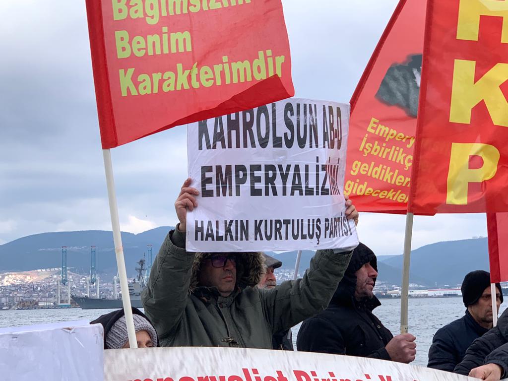 kurtuluspartisi's tweet photo. ABD Emperyalist Haydudunun USS Nitze adlı savaş gemisinin vatan topraklarımızı kirletmesini Gölcük’te protesto ettik. 
Katil ABD, ülkemizden defol! 
Yankee go home! https://t.co/VslCOWSUR8