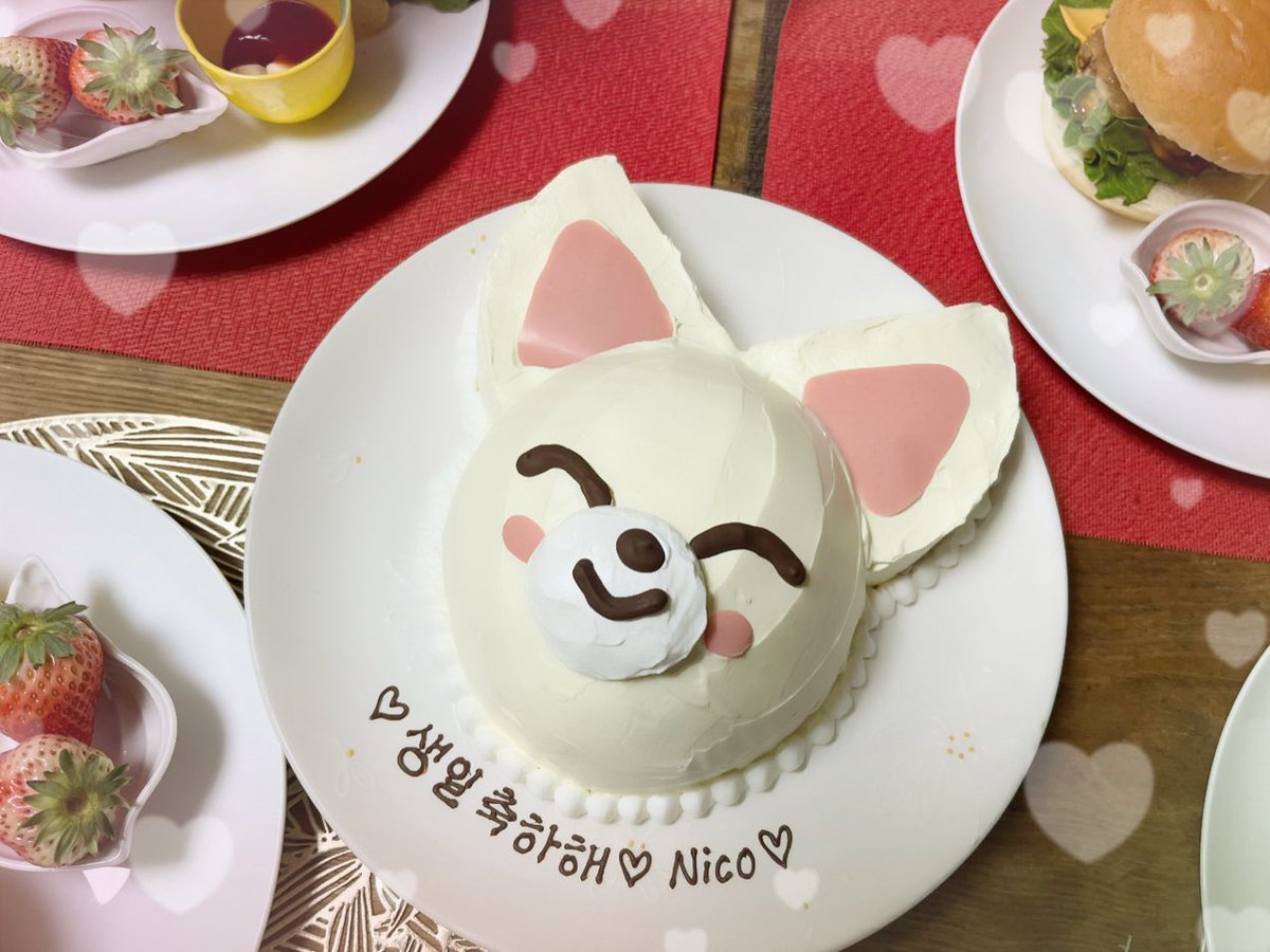 我が家のマンネはイエニ推しのSTAYちゃん♡
サプライズでフォクシニ(◝‿◜)の🎂でお祝いしましたー💜
W会員なのにイルコン全敗で落ち込んでたから…
母からの励ましソンムル🎁