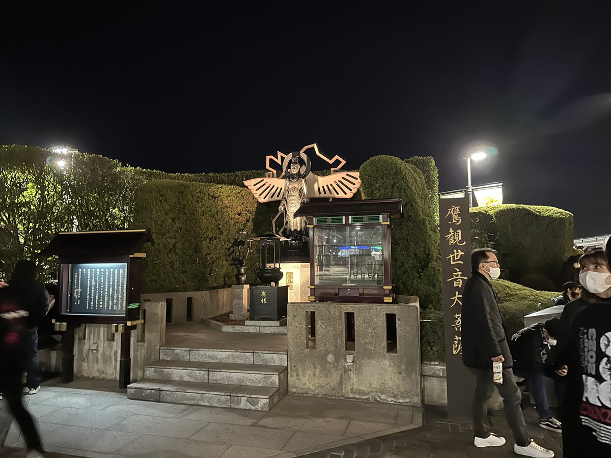 rapurapu193's tweet photo. 一番ゲート近くのこの辺にタオル落ちてたのでわかるようにしてます

持ち主見つかりますように！

#ワンオク福岡
#拡散希望
#落とし物
#ONEOKROCK2023LUXURYDISEASEJAPANTOUR https://t.co/oKD9ntERYf