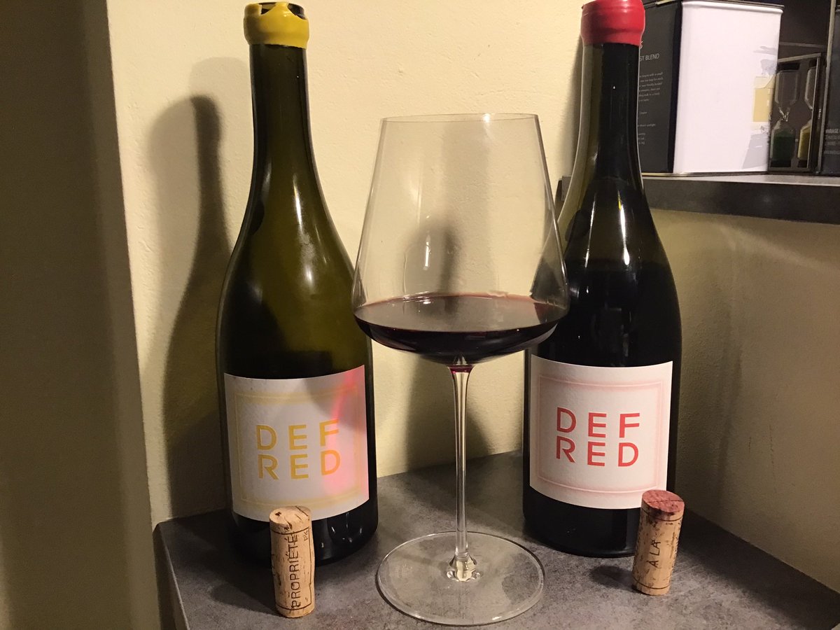 Dry January is over, dry February has started 🤣 small flashback - DefRed 2019 both in white and red produced by Andreas Lenzenwoger who is been behind the great performance of Domaine Pegau whites as well as reds. White 100% Clairette grape tropical mix, red very elegant! 🍀