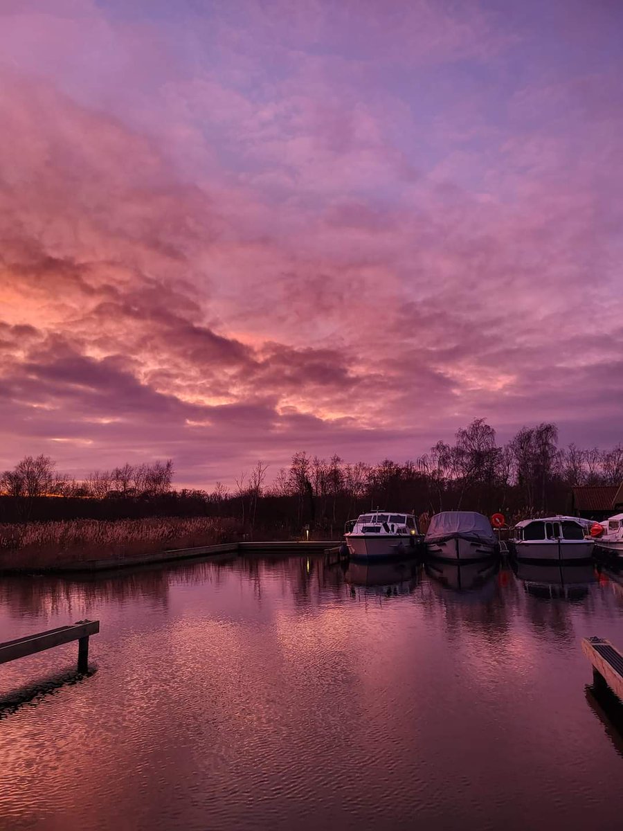 wicketdevil01's tweet image. Norfolk sky's