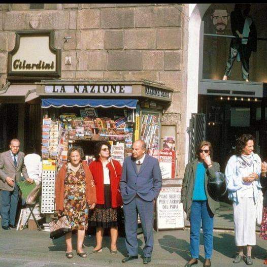 Via de' Cerretani, l'edicola era così negli anni 80, a essere più precisi, visto l'articolo de La Nazione, dovrebbe essere il 1986, quando Firenze aspettò l'arrivo del Papa Giovanni Paolo II.
#giovannipaolosecondo
#papaafirenze
#viadecerretani
#visiteguidate
#visiteguidatefirenze