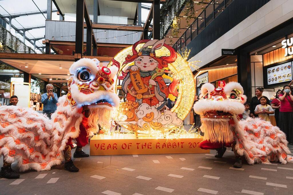 Day 15 the last day of Lunar New Year 2023. Let the year of the rabbit and cat begin!
.
@rhodes_central 
.
.
.
.
.
.
.
.
#cny2023 
#lunarnewyear2023 
#yearoftherabbit 
#chinesenewyear2023 
#jinwukoon2023
#振武館 
#jwk 
#jinwukoon
#liondance 
#liondancin… instagr.am/p/CoRztiSubbZ/