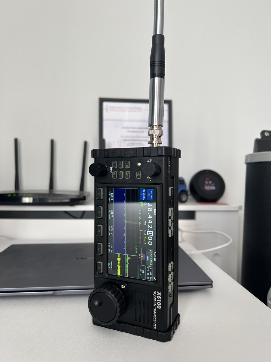Tried this small telescopic handheld whip this morning, tuned up fine on 10m. From my living room on the couch, I made a quick 2-way with a station in Russia on 5w using the built-in mic on the #Xiegux6100 the band has been brilliant lately!#hamradio