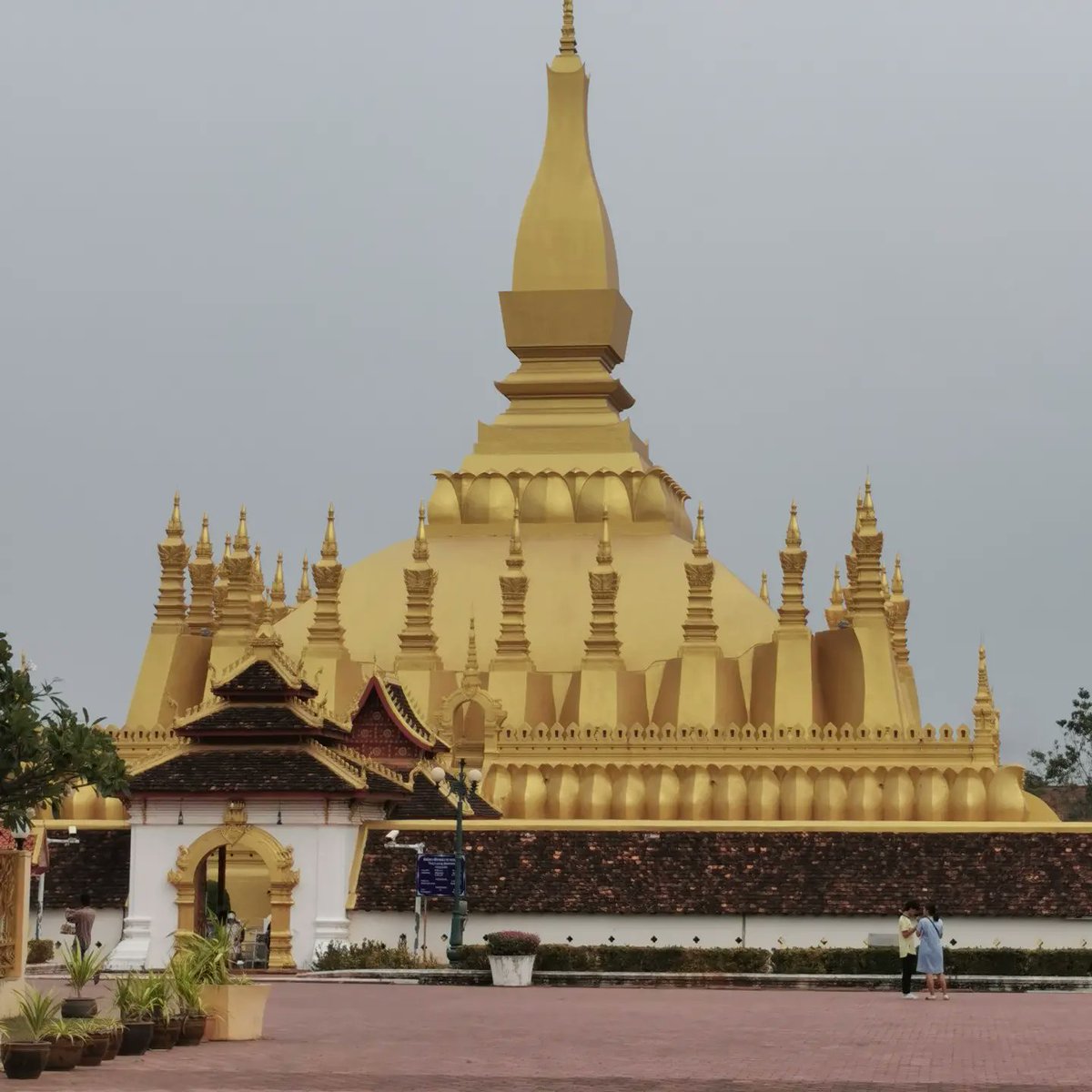 Sightseeing around Vientiane on a hot muggy afternoon.
#vientiane #laos #patuxay #thatluang