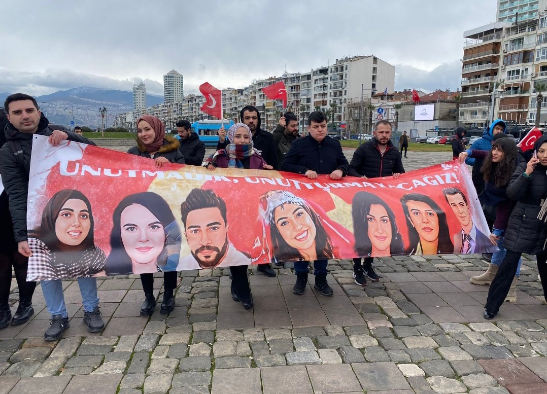 Bugun alanda 100 bin atama için seslerini duyurmaya çalışan arkadaşlardan çok anlamlı görsel.

Unutmadık, unutmayacağız..

#DoğudanBatıya100BinAtama