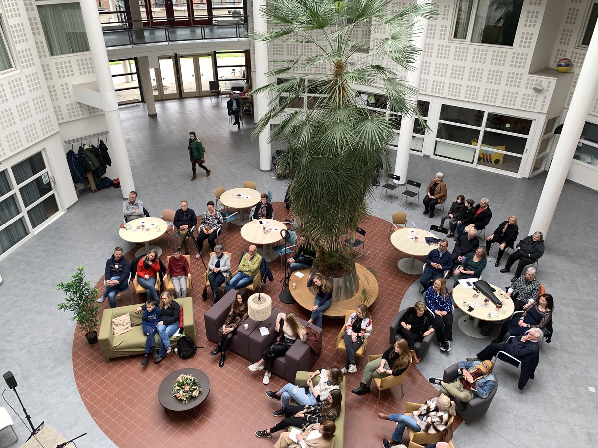 Gluren bij de buren Kanaaldijk n-o Helmond wordt druk bezocht. Zangeressen en klassiek keyboard. Prachtig initiatief!
