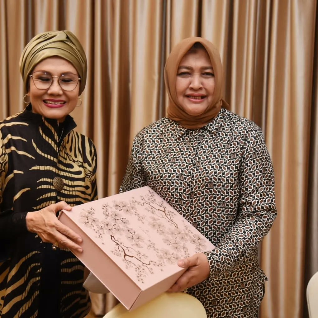 NawalLubis's tweet photo. Sesampainya di Kota Medan, saya didampingi Kepala Dinas Kesehatan Provinsi Sumut Alwi Mujahit Hasibuan menyambut kehadiran Ketum Yayasan Kanker Indonesia Pusat Prof. DR. dr. Aru Wisaksono Sudoyo Sp. PD KHOM sekaligus mengundang beliau bersama rombongan untuk makan siang bersama https://t.co/wVnGk3AeVS